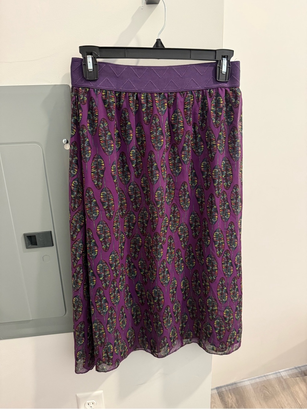 Lularoe Lola Lined Skirt Purple feathers pattern Lola Size XS